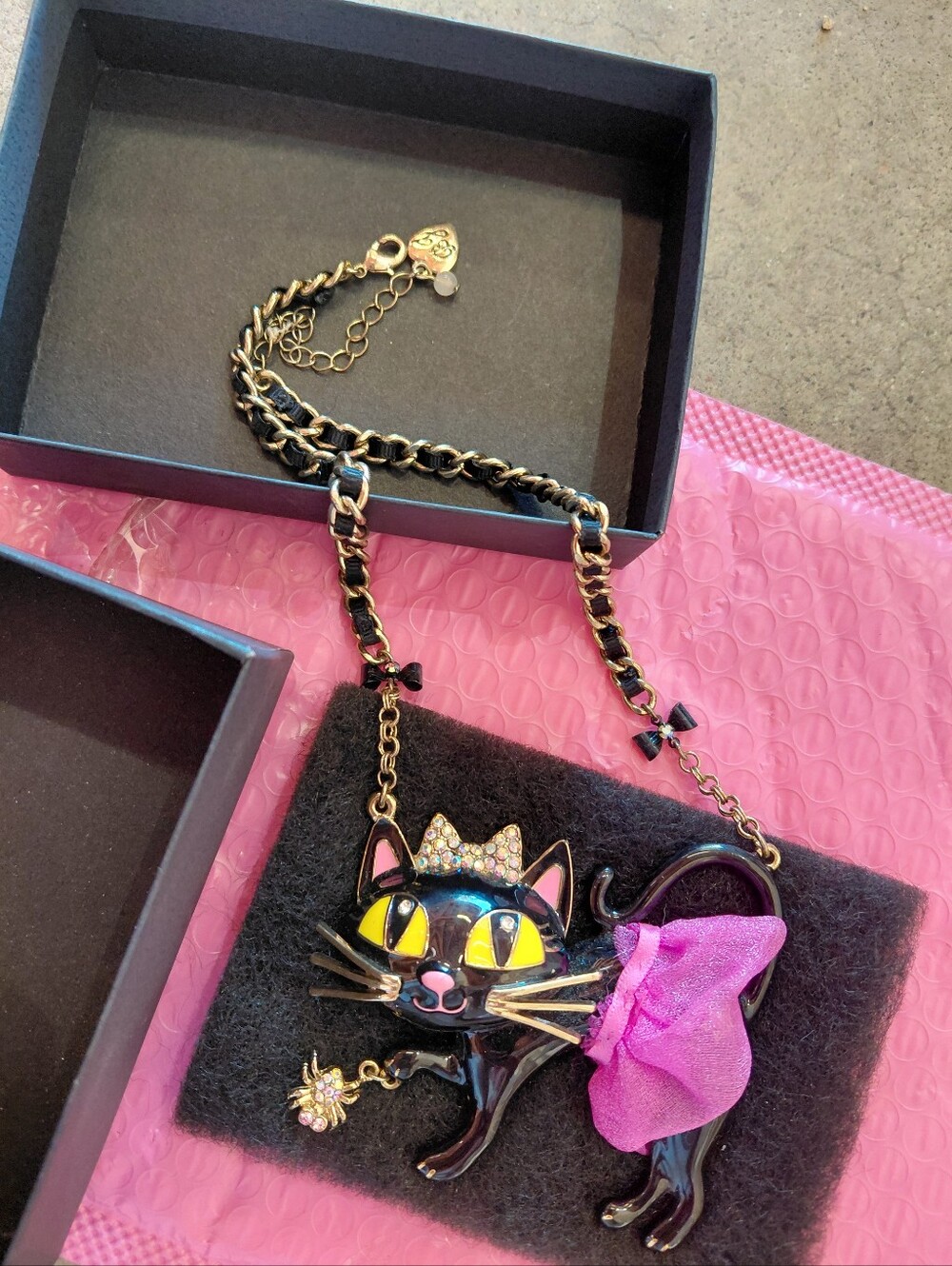 NIB. Betsey Johnson Large Statement Kitty Necklace - Picture 2 of 5